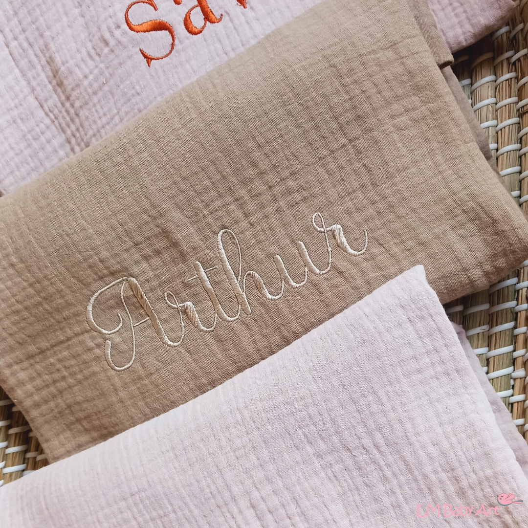 Hydrofiele swaddledoek XL - Taupe - 120x120cm - MET NAAM - LM Baby Art