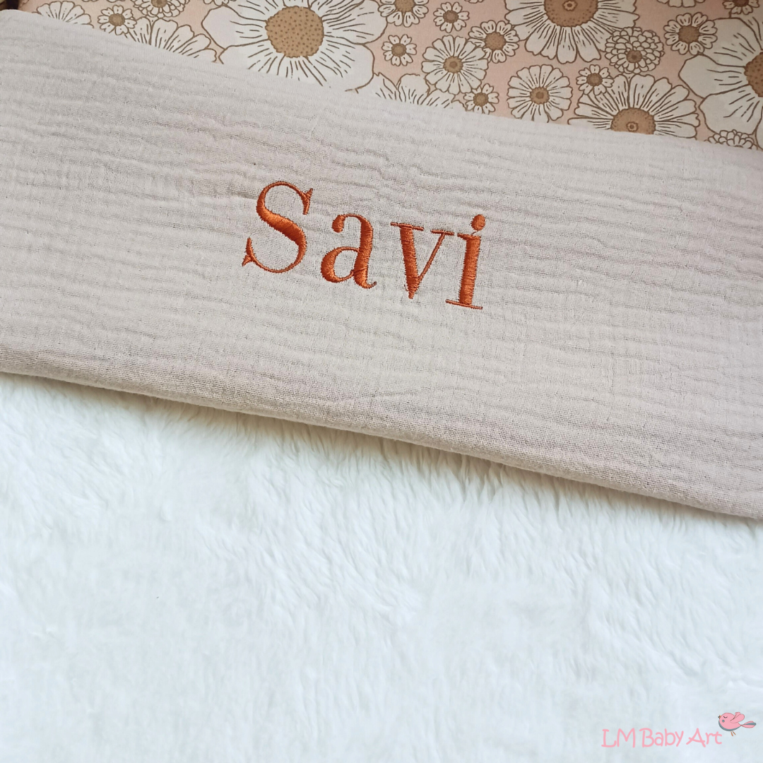 Hydrofiele swaddledoek XL - Taupe - 120x120cm - MET NAAM - LM Baby Art