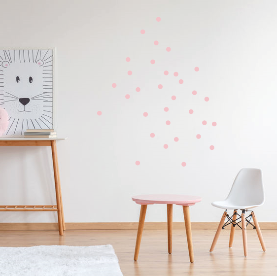 Roze stippen muurstickers op de muur geplakt