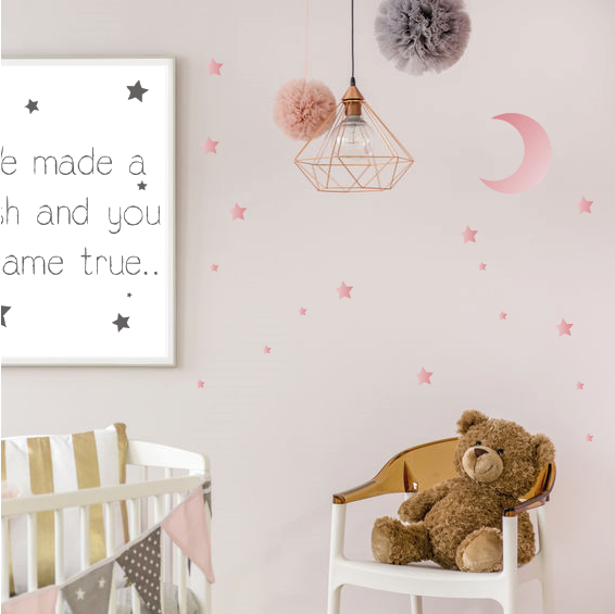 Sfeerafbeelding van de maan en sterren muurstickers in de babykamer
