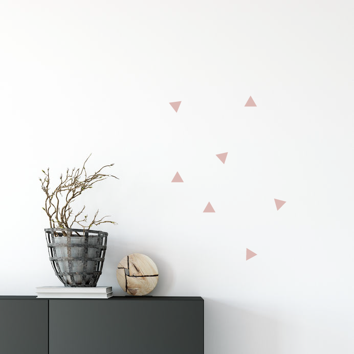 Oud roze driehoek muurstickers op de muur geplakt