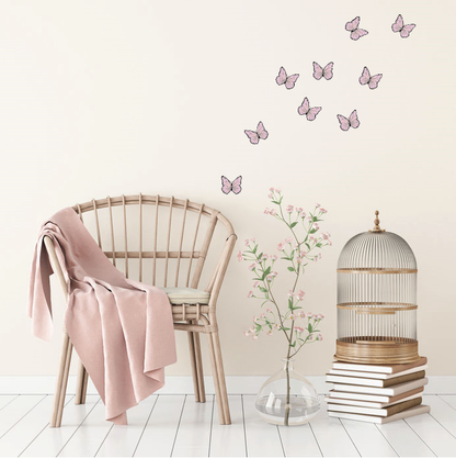 Roze vlinder muurstickers op de muur geplakt